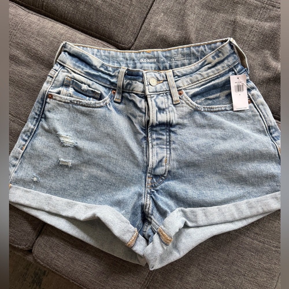 NEW WITH TAGS! Old Navy High-Rise Curvy O.G Straight 2” Shorts